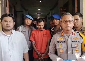 Tersangka Sofadli (Tengah) Saat Dihadirkan Dalam Jumpa Pers (Foto/Net)