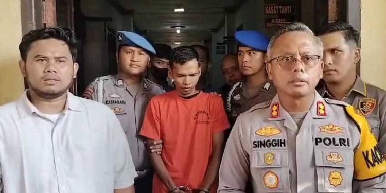 Tersangka Sofadli (Tengah) Saat Dihadirkan Dalam Jumpa Pers (Foto/Net)