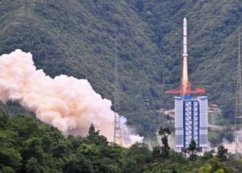 Roket Long March-2C yang membawa satelit astronomi SVOM. (foto/net)