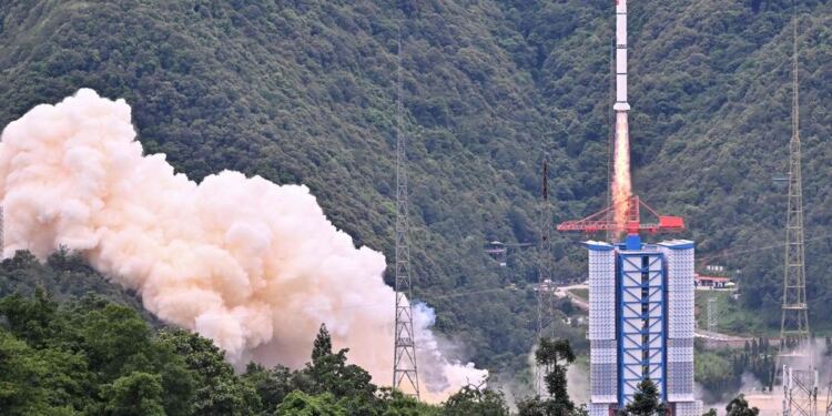 Roket Long March-2C yang membawa satelit astronomi SVOM. (foto/net)