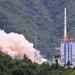 Roket Long March-2C yang membawa satelit astronomi SVOM. (foto/net)