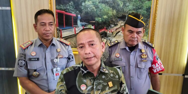 Kadivpas Kanwil Kemenkumham Lampung, Kusnali (tengah). (foto/net)