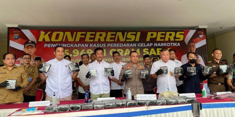 Konferensi pers kasus sabu 35 Kg dihadiri Wali Kota Batam, Muhammad Rudi. (foto/net)