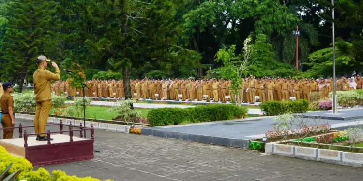 Sekretaris Daerah (Sekda) H.Amril,S.Sos,M.AP, pimpin apel gabungan. (Foto/Diskominfo).