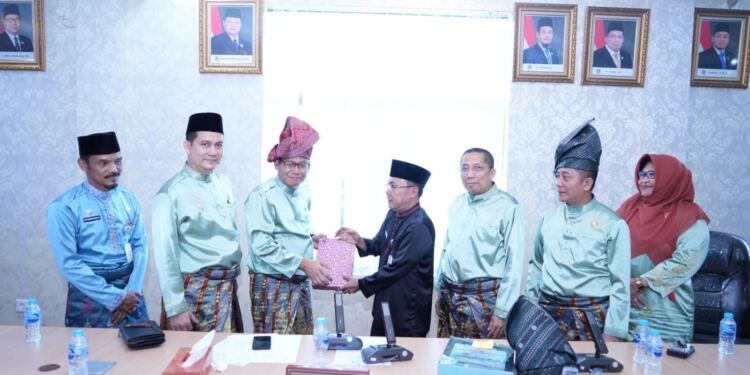 Penyerahan KUA PPAS Anggaran Pendapatan Belanja Daerah (APBD) Tahun Anggaran 2025 ke Pimpinan DPRD (foto/net)