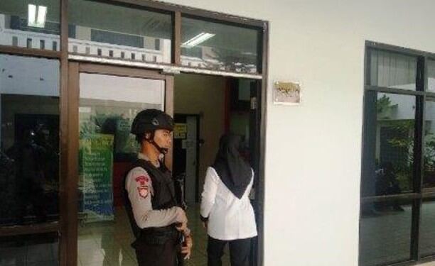 Kantor BPKAD Kepri yang terletak di Gedung C1 Kompleks Perkantoran Gubernur Kepulauan Riau, Dompak, Tanjungpinang. tampak seorang petugas polisi berjaga ketika KPK melakukan penggeledahan beberapa waktu lalu. (Foto/Dokumentasi)