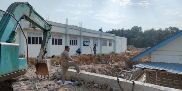 Proyek Dranase dan Batu Miring SMA Negeri 28. (Foto/Mawardi).