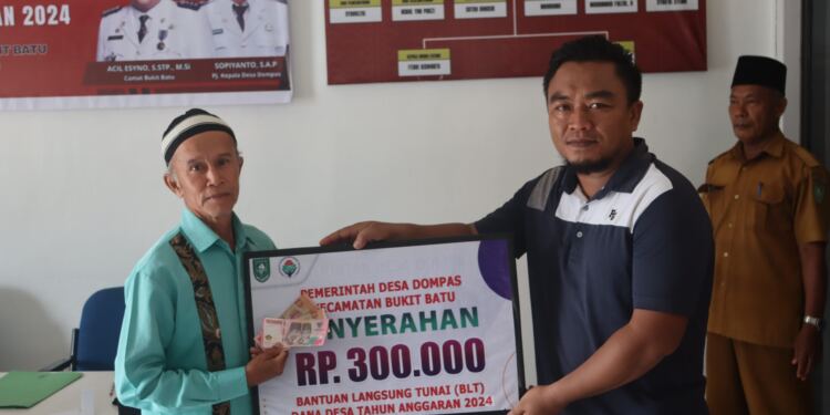 Penyerahan bantuan tunai tersebut langsung di serahkan secara. (Foto/Darwis).