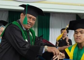 Dimas Dwi Putra (Kanan), mahasiswa peraih IPK predikat cumlaude. (Foto/Doc)
