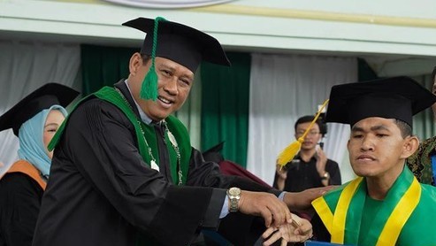 Dimas Dwi Putra (Kanan), mahasiswa peraih IPK predikat cumlaude. (Foto/Doc)