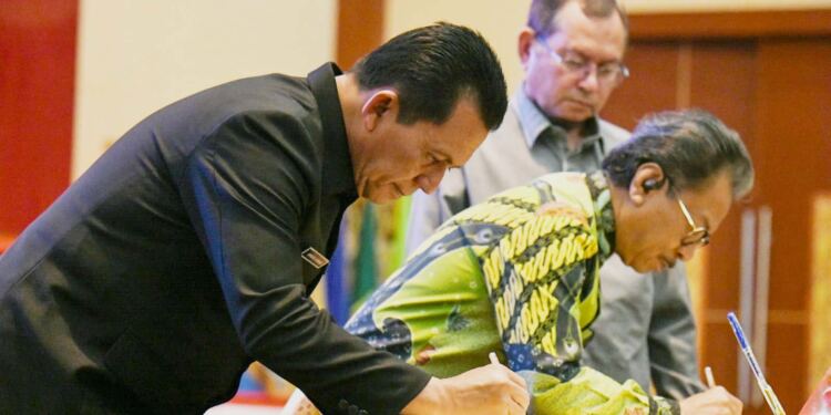 Gubernur Ansar dan Pimpinan DPRD Kepri yang sedang tandatangani Nota Kesepakatan KUPA-PPAS Perubahan APBD 2024 (foto/net)