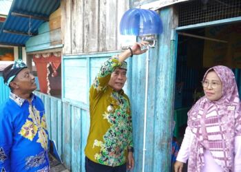 Sejumlah warga menerima program bantuan listrik gratis. (foto/net)