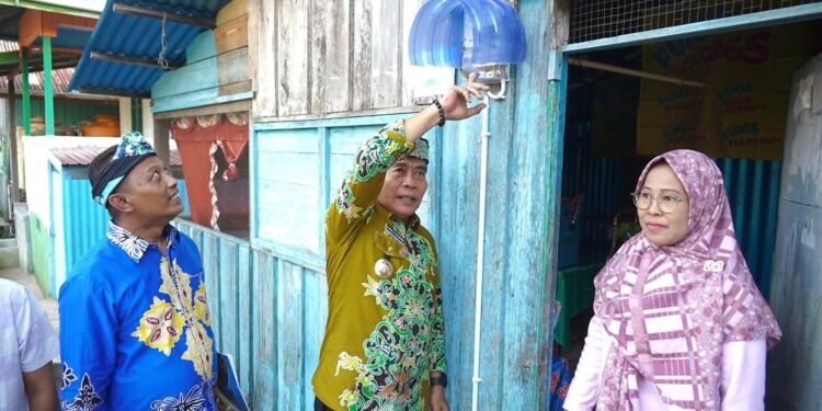 Sejumlah warga menerima program bantuan listrik gratis. (foto/net)