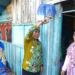 Sejumlah warga menerima program bantuan listrik gratis. (foto/net)