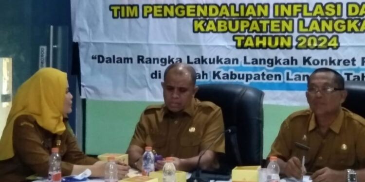 Pj Bupati Langkat H.M.Faisal Hasrimy mengikuti jalannya zoom meeting. (Foto/Diskominfo).