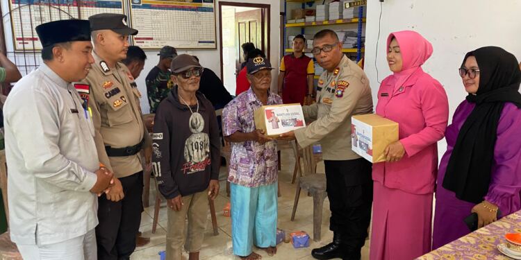 Kapolsek Daik Lingga membagikan bansos dari Kapolda Kepri di Desa Kelumu. (Foto/Dokumentasi)