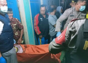 Polisi mengevakuasi jenazah Andika. (foto/doc)