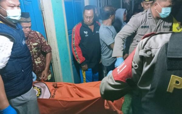 Polisi mengevakuasi jenazah Andika. (foto/doc)