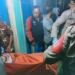 Polisi mengevakuasi jenazah Andika. (foto/doc)