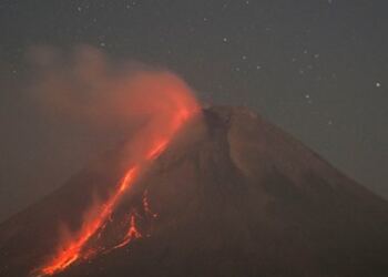 Gunung Merapi kembali muntahkan lava pijar. (foto/net)