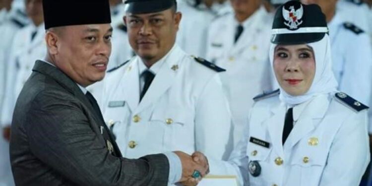 Bupati Lingga, M. Nizar, menyalami salah seorang kepala desa. (Foto/Handoyo).