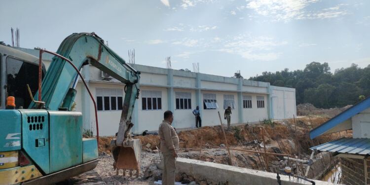 Proyek pembangunan drainase dan pembangunan batu miiring penahan tanah SMA Negeri 28. (Foto/Jasniwati).