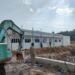 Proyek pembangunan drainase dan pembangunan batu miiring penahan tanah SMA Negeri 28. (Foto/Jasniwati).