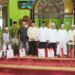 Pj. Bupati Langkat Sholat Jumat Bersama Masyarakat Dan Bagikan Sembako Di Masjid Azizi. (Foto/Diskominfo).