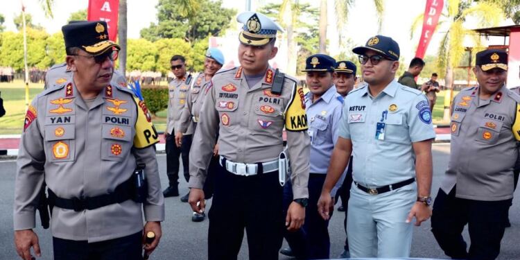 Kapolda Kepri) Irjen Pol. Yan Fitri Halimansyah, didampingi Direktur Lalulintas Polda Kepri.(Foto/Istimewa).