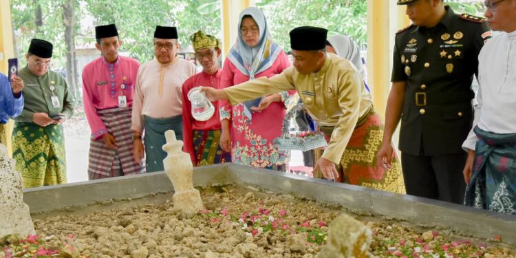 Bupati Bengkalis Bersama Rekan Lainnya Saat Sedang Berziarah di Para Makam Pejuang (foto/net)