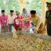 Bupati Bengkalis Bersama Rekan Lainnya Saat Sedang Berziarah di Para Makam Pejuang (foto/net)