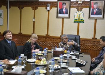 Pj. Gubernur Aceh, Bustami, SE. M. Si menerima Kunjungan Ms. Ina Lepel, Duta Besar Jerman dan Mr. Daniel Konsul Kehormatan Jerman diruang Rapat Gubernur Aceh, Kantor Gubernur Aceh, Kamis, 04 Juli 2024. (foto/Humas Pemprov Aceh)