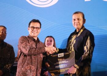 Wakil Menteri Komunikasi dan Informatika, Nezar Patria (kiri), memberikan penghargaan kepada Dinas Komunikasi Informatika persandian Aceh, Marwan Nusuf.