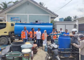 Bantuan air bersih untung warga Kecamatan Lhoknga, Aceh Besar. (foto/doc)