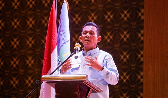 Gubernur Ansar Ahmad saat memberikan sambutan dalam kegiatan Pembukaan Rapat Kerja dan Silaturahmi Nasional III Tahun 2024 Ikatan Alumni Universitas Riau di Ballroom Aston Hotel & Residence Pelita Kota Batam (foto/net)