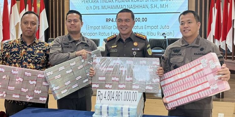 PPA Kejagung serahkan Rp4,8 miliar hasil lelang barang rampasan ke Pemkot Batam. (foto/doc)
