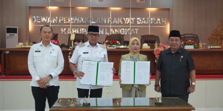 Pj. Bupati Langkat, H.M. Faisal Hasrimy, AP., M.AP., menghadiri Rapat Paripurna DPRD Kabupaten Langkat. (foto/Kominfo Langkat)