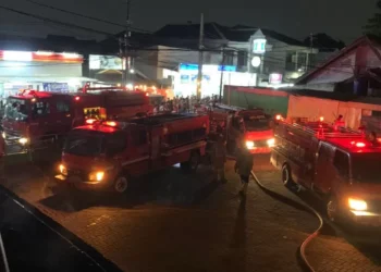 Sejumlah mobil pemadam kebakaran disiapkan untuk memadamkan api. (Foto/Net)