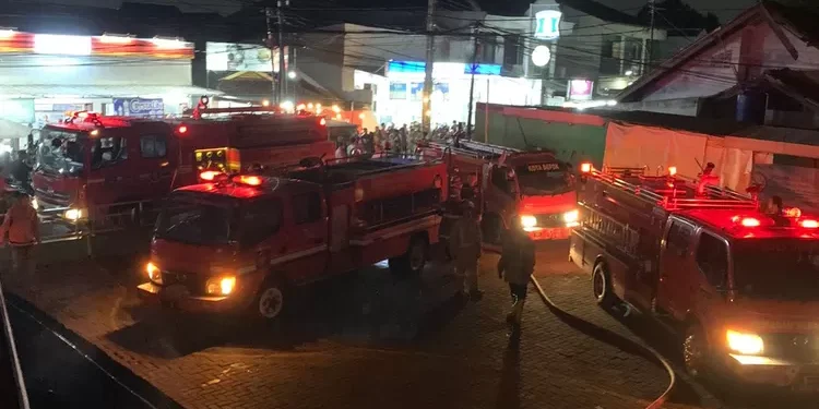 Sejumlah mobil pemadam kebakaran disiapkan untuk memadamkan api. (Foto/Net)
