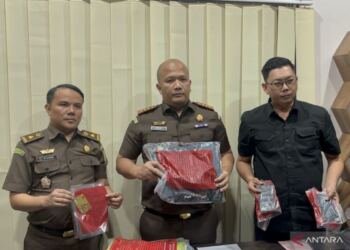 Kejari Bandung menyita sejumlah alat bukti dari hasil penggerebekan di Kantor ULP Bandung. (foto/doc)