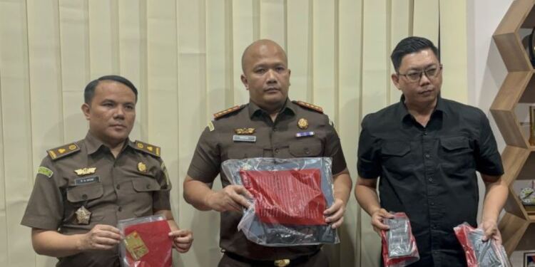 Kejari Bandung menyita sejumlah alat bukti dari hasil penggerebekan di Kantor ULP Bandung. (foto/doc)