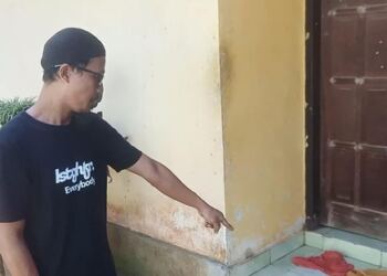 Seorang saksi menunjukan tempat dimana korban ditemukan bersimbah darah. (foto/doc)