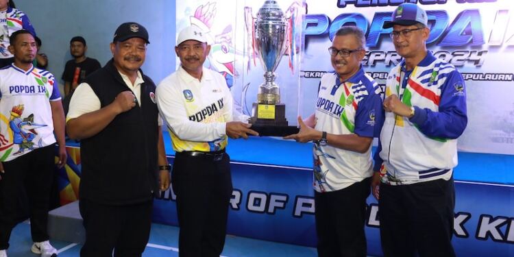 Sekretaris Daerah Kota Batam, Jferidin menerima medali juara umum popda Kepri ke-IX. (Foto/Kominfo Batam)