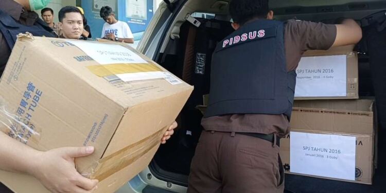 Penyidik meniyta sejumlah dokumen dari RSUD Embung Fatimah. (Foto/Doc)