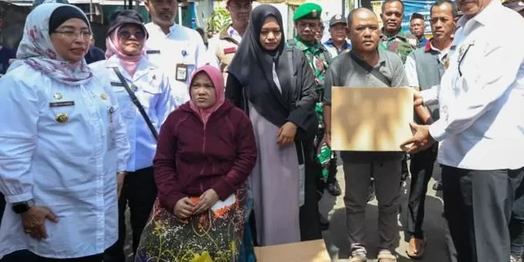 Penjabat Gubernur Jawa Tengah, Nana Sudjana (kanan) menyerahkan bantuan kepada warga Batang korban gempa, Rabu 10 Juli 2024. (foto/doc)