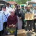 Penjabat Gubernur Jawa Tengah, Nana Sudjana (kanan) menyerahkan bantuan kepada warga Batang korban gempa, Rabu 10 Juli 2024. (foto/doc)