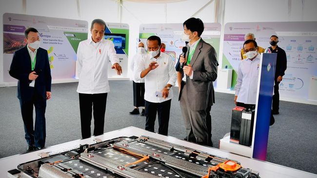 Presiden Jokowi meninjau pabrik baterai listrik terbesar se-Asean di Karawang. (foto/net)