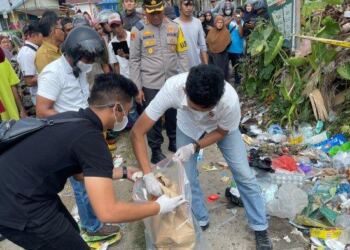 Polisi mengevakuasi bayi yang ditemukan pada tumpukan sampah di jambi. (Foto/Doc)