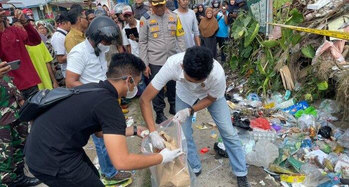 Polisi mengevakuasi bayi yang ditemukan pada tumpukan sampah di jambi. (Foto/Doc)
