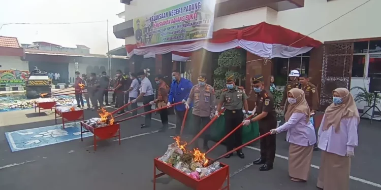 Forkopimda Padang melakukan pemusnahan barang bukti hasil kejahatan di Kantor Kejari Padang. (Foto/Doc)